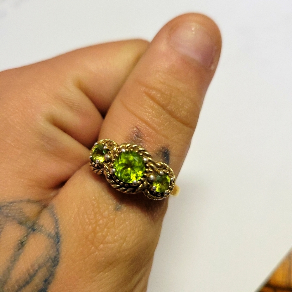 Gold ring, green gem